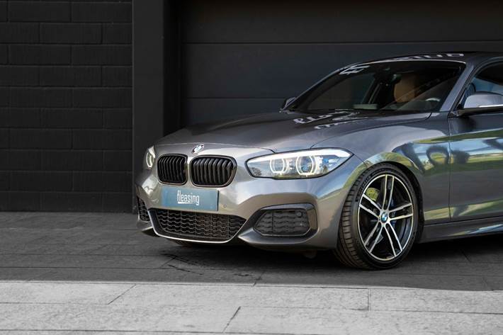 Grå BMW M140i fra 2018