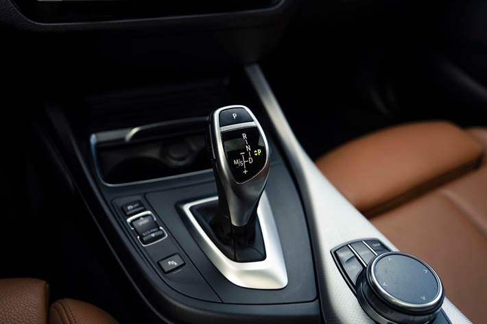 Grå BMW M140i fra 2018