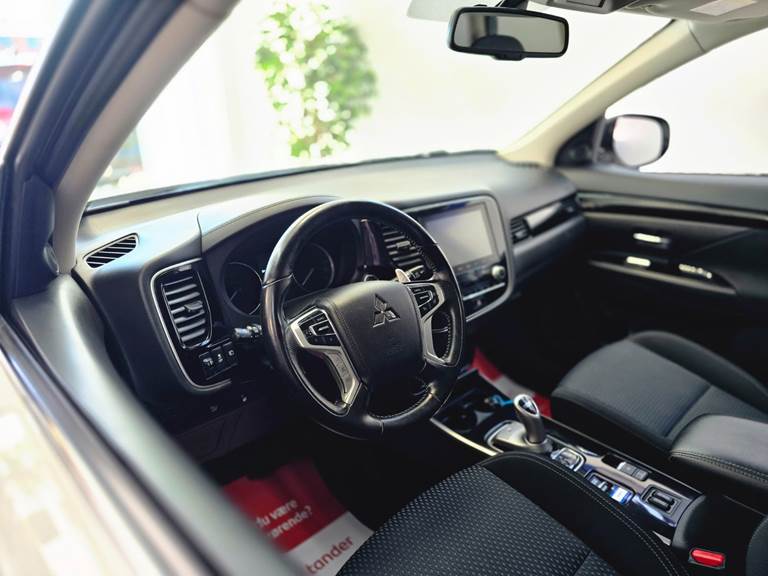 Mitsubishi Outlander 2,4 PHEV Inform+ CVT 4WD
