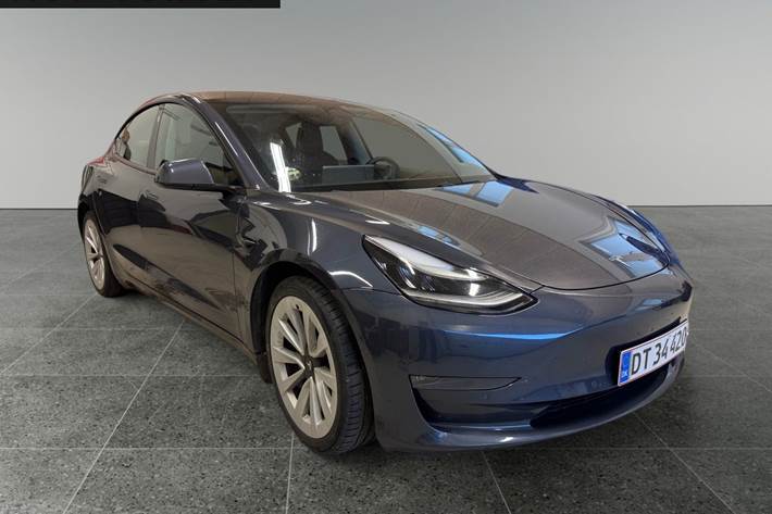 Grå Tesla Model 3 fra 2021