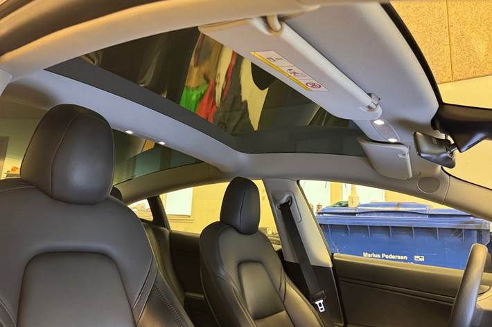 Grå Tesla Model 3 fra 2021