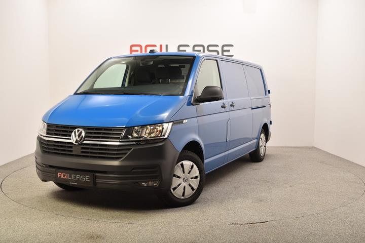 Blå VW Transporter fra 2022 set udefra