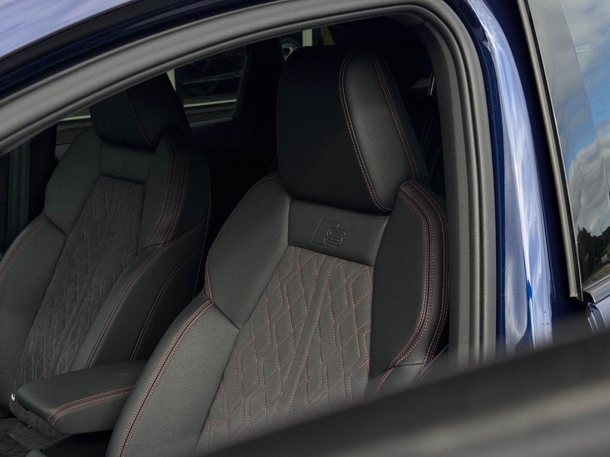Blå Audi Q4 e-tron fra 2022
