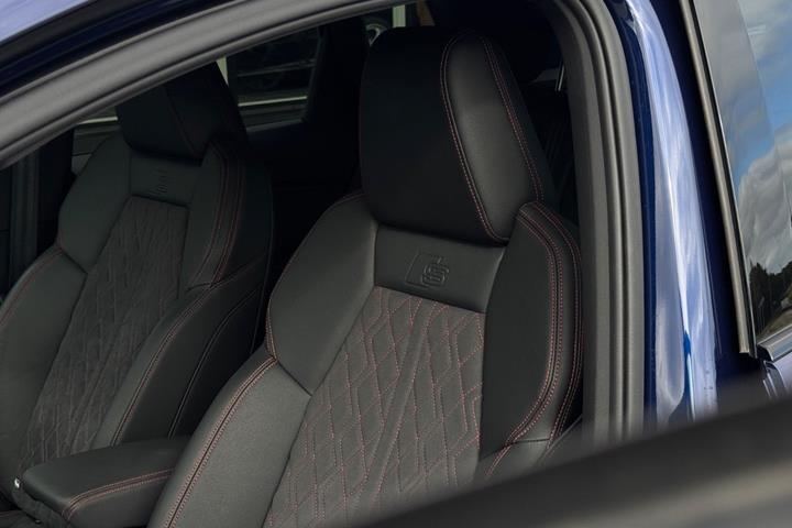 Blå Audi Q4 e-tron fra 2022
