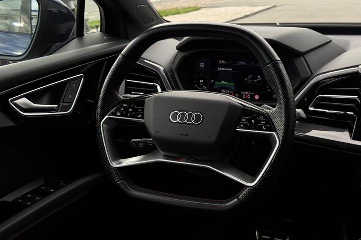 Blå Audi Q4 e-tron fra 2022