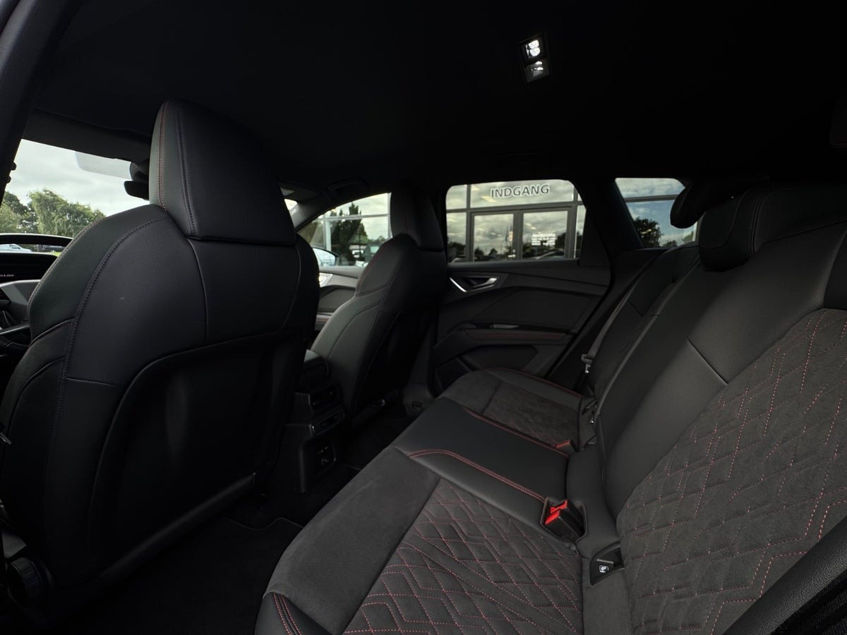 Blå Audi Q4 e-tron fra 2022