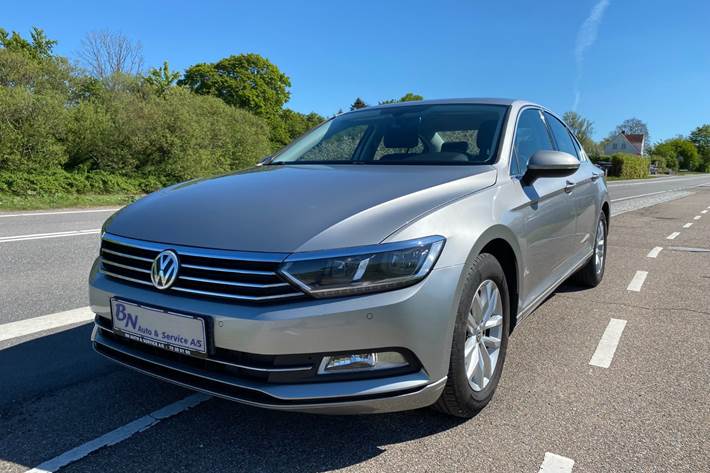 Sølv VW Passat fra 2015
