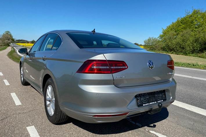Sølv VW Passat fra 2015