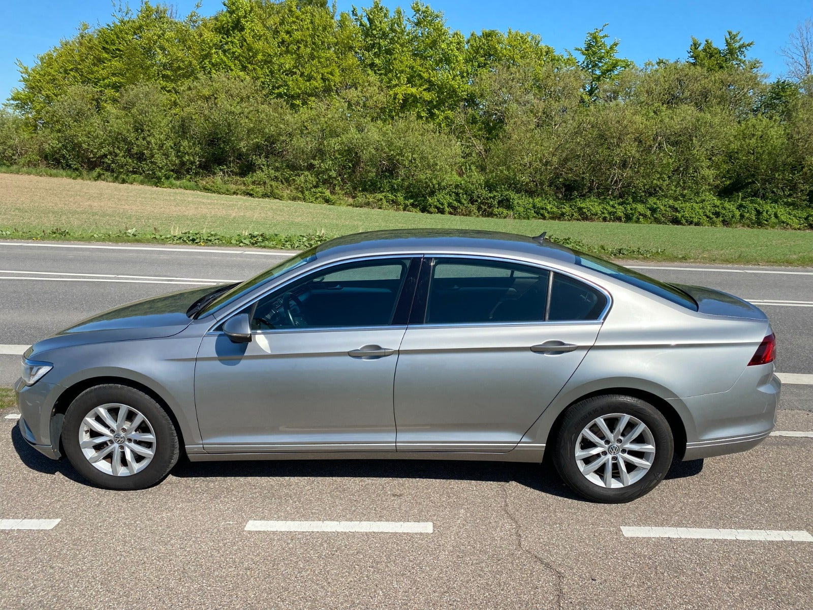 Sølv VW Passat fra 2015