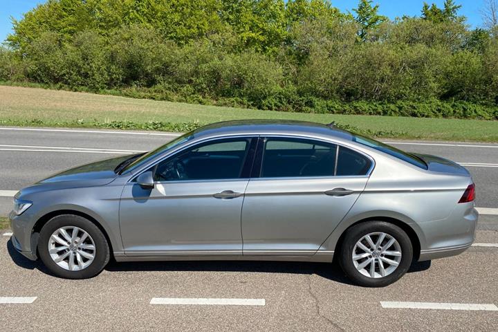 Sølv VW Passat fra 2015