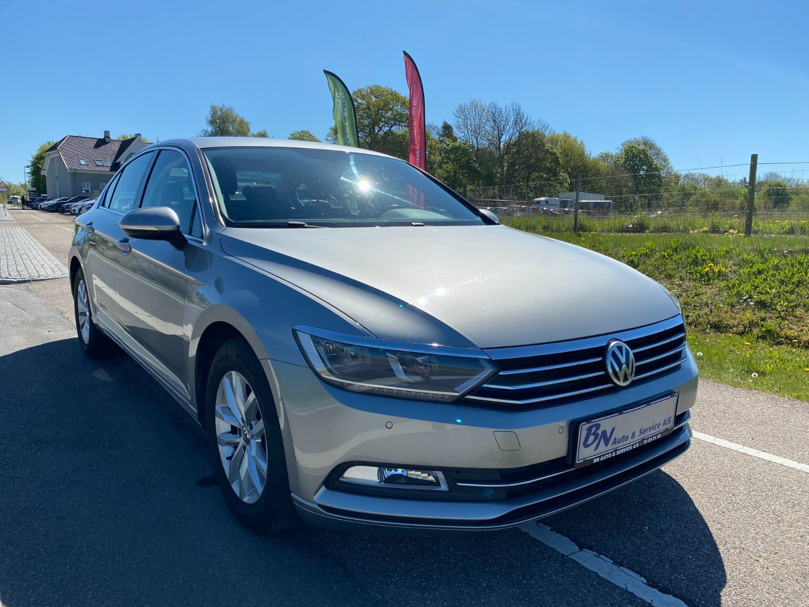 Sølv VW Passat fra 2015