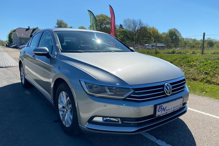 Sølv VW Passat fra 2015