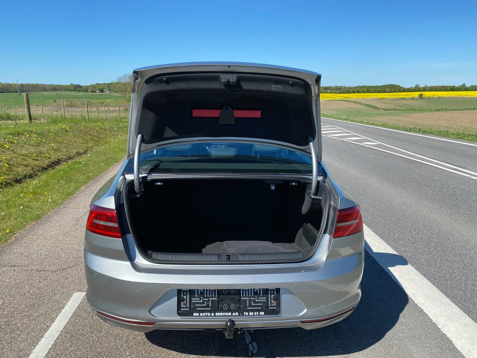 Sølv VW Passat fra 2015