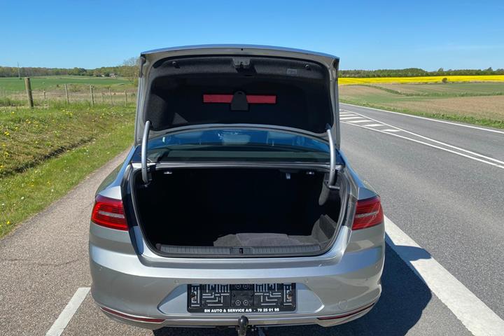 Sølv VW Passat fra 2015