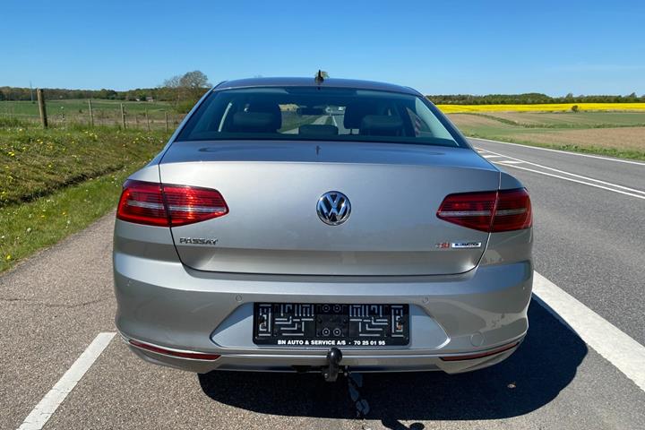Sølv VW Passat fra 2015