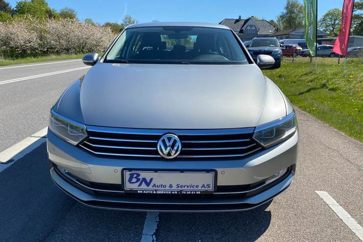 Sølv VW Passat fra 2015
