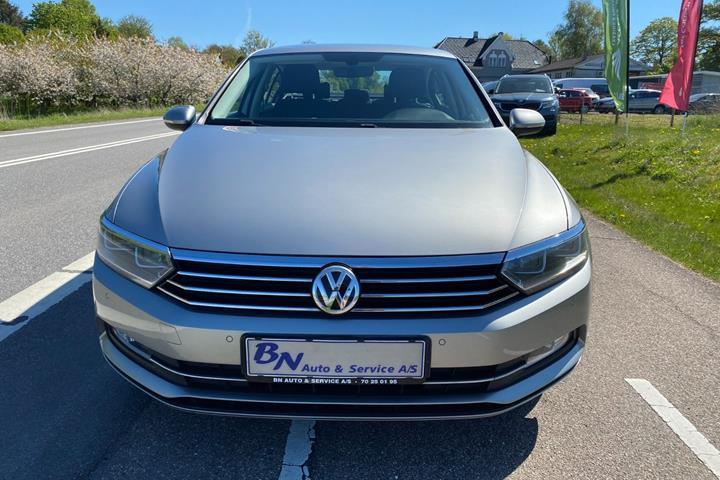 Sølv VW Passat fra 2015