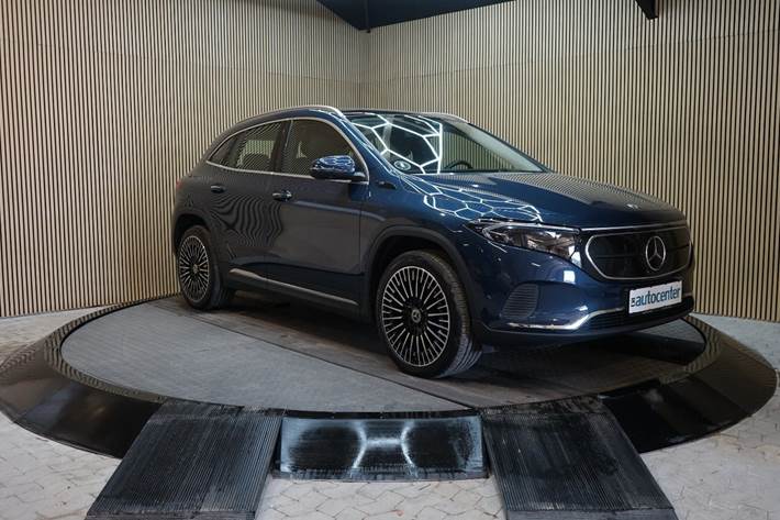 Blå Mercedes EQA250 fra 2022 set udefra