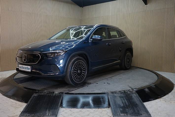 Blå Mercedes EQA250 fra 2022