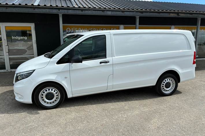 Hvid Mercedes Vito 114 fra 2022