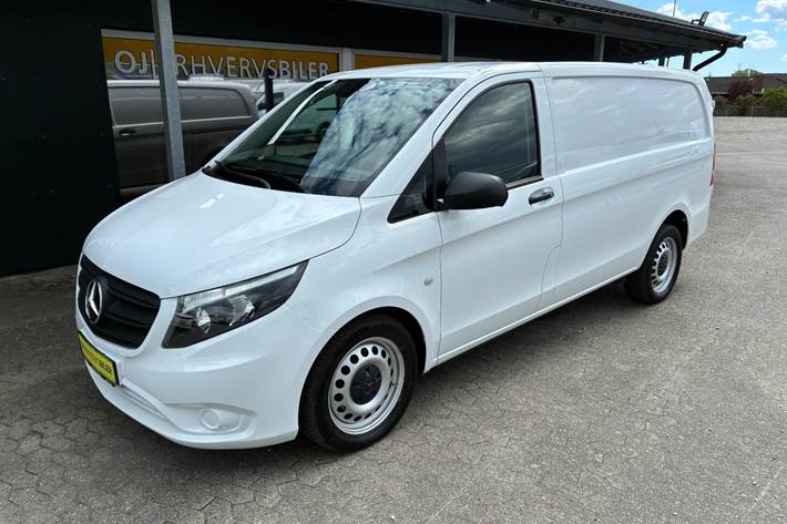 Hvid Mercedes Vito 114 fra 2022