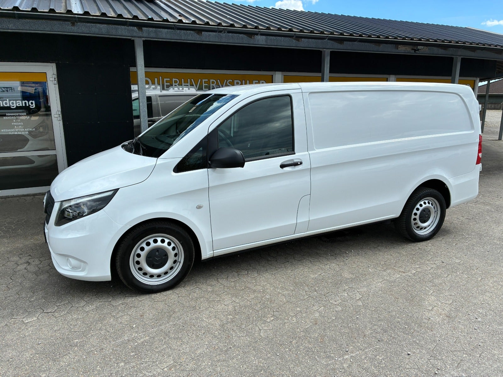 Hvid Mercedes Vito 114 fra 2022