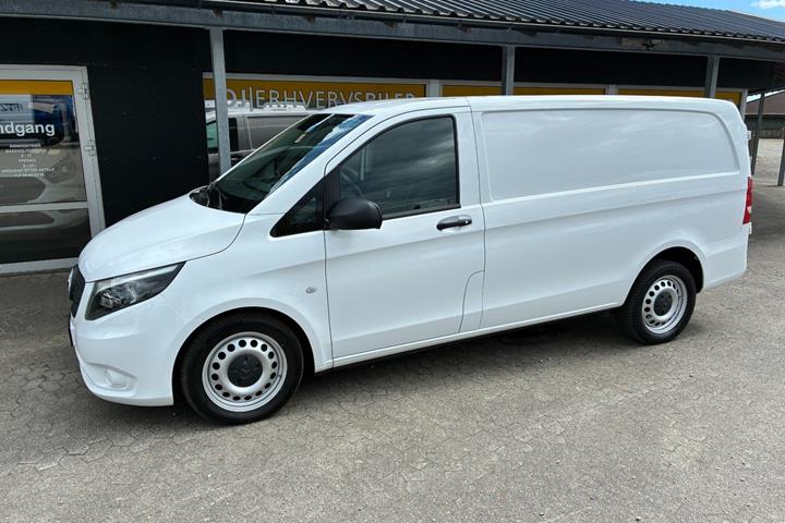 Hvid Mercedes Vito 114 fra 2022