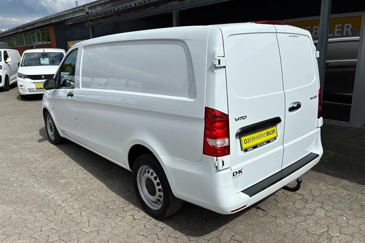 Hvid Mercedes Vito 114 fra 2022