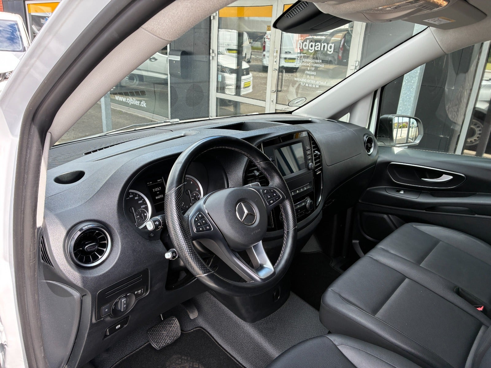 Hvid Mercedes Vito 114 fra 2022