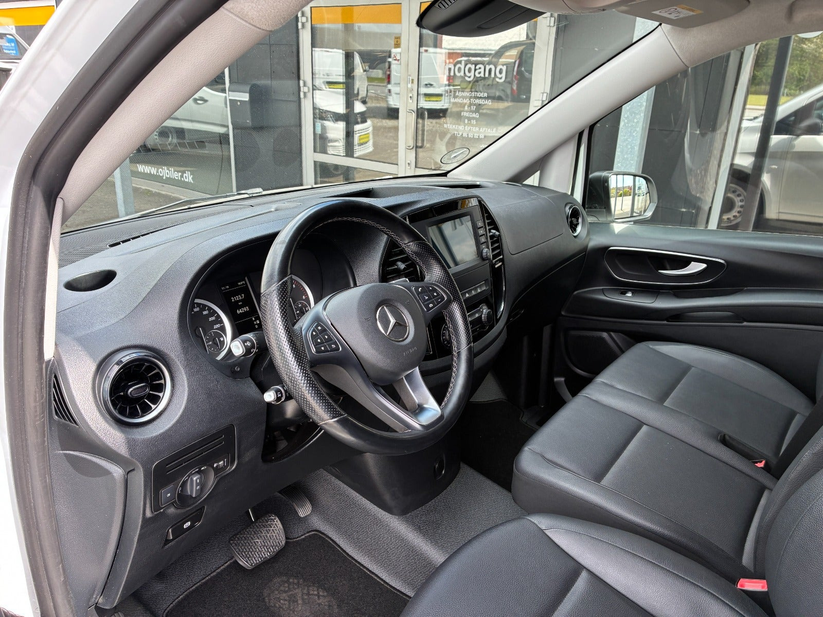 Hvid Mercedes Vito 114 fra 2022