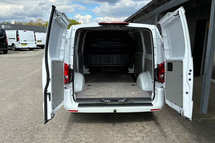 Hvid Mercedes Vito 114 fra 2022