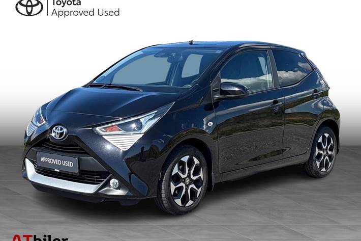 Sort Toyota Aygo fra 2021 set udefra