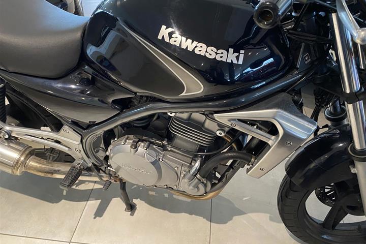 Blå Kawasaki ER 500 fra 2007 set udefra