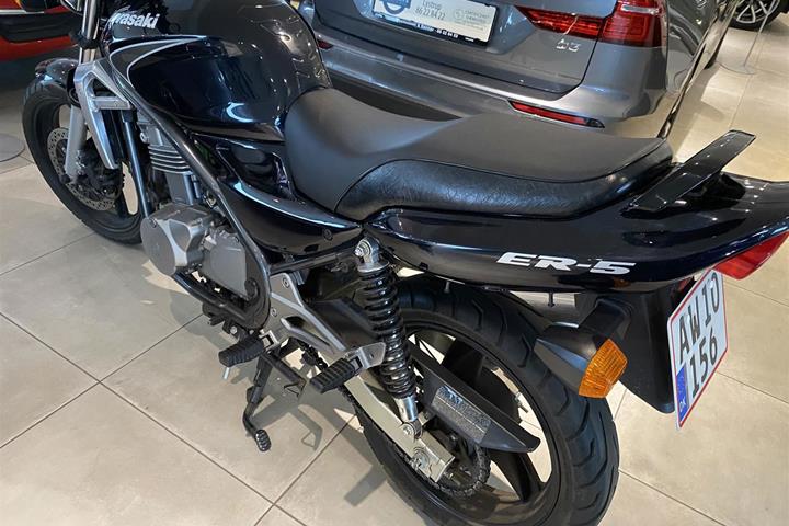 Blå Kawasaki ER 500 fra 2007 set udefra