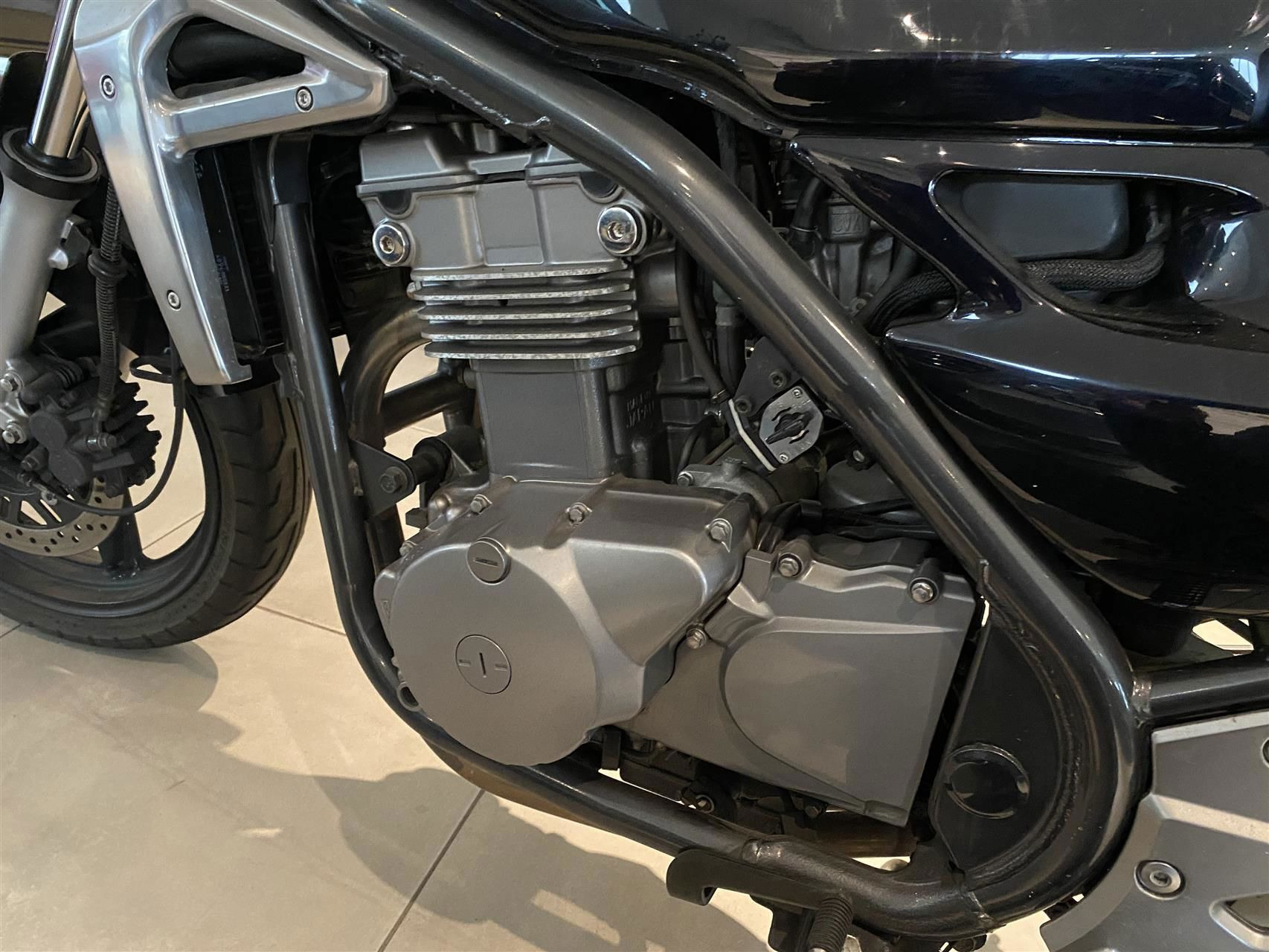 Blå Kawasaki ER 500 fra 2007 set udefra