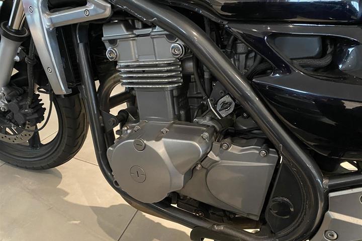 Blå Kawasaki ER 500 fra 2007 set udefra