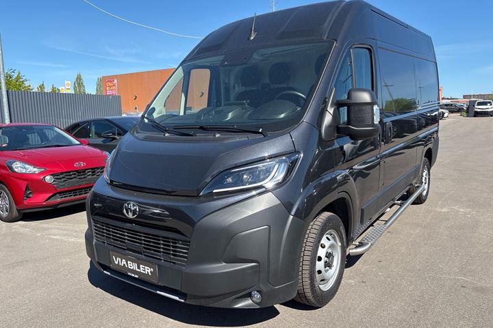 Sort Toyota Proace Max fra 2025 set udefra