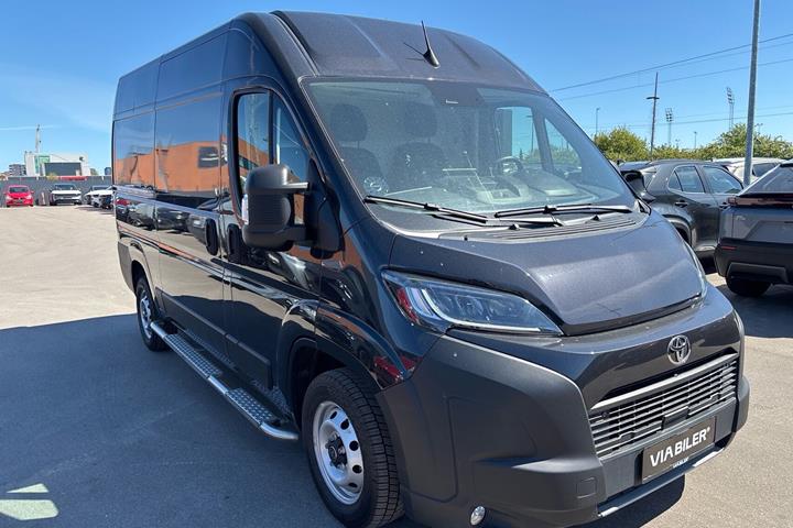 Sort Toyota Proace Max fra 2025