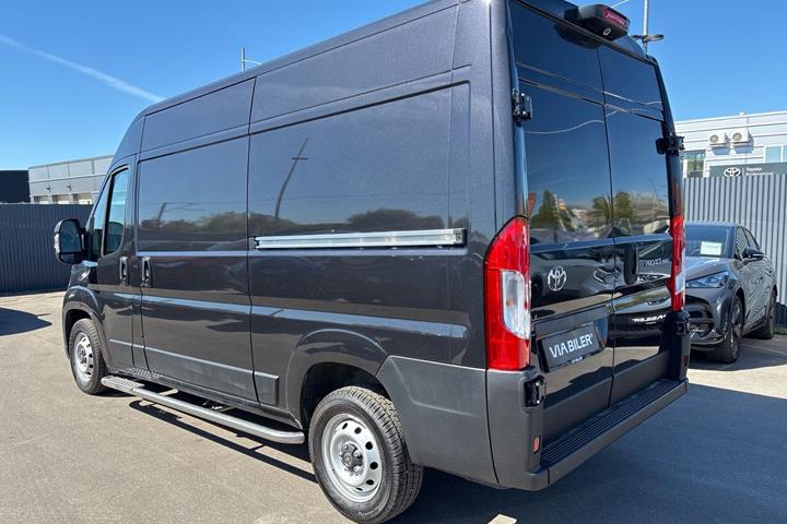 Sort Toyota Proace Max fra 2025