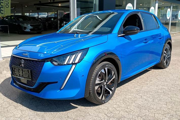 Blå Peugeot e-208 fra 2022 set udefra