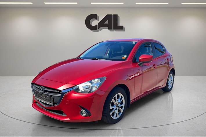 Rød Mazda 2 fra 2015