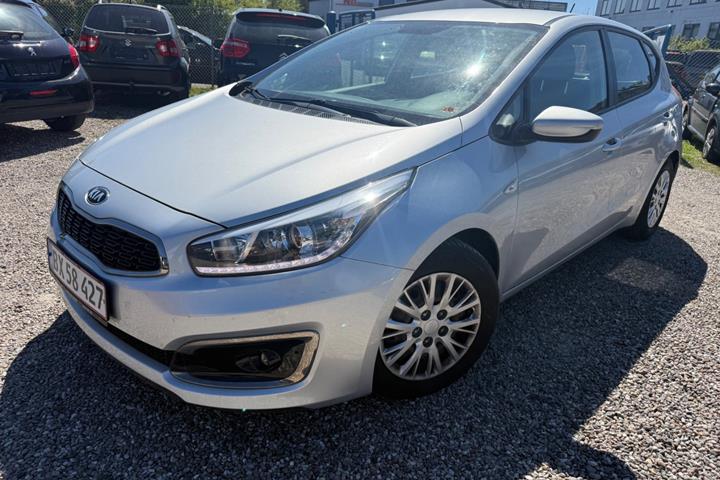 Grå Kia Ceed fra 2016 set udefra