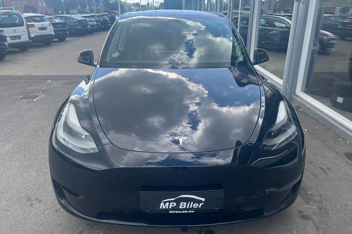 Sort Tesla Model Y fra 2023