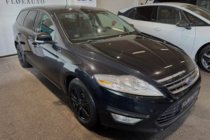 Sort Ford Mondeo fra 2010 set udefra