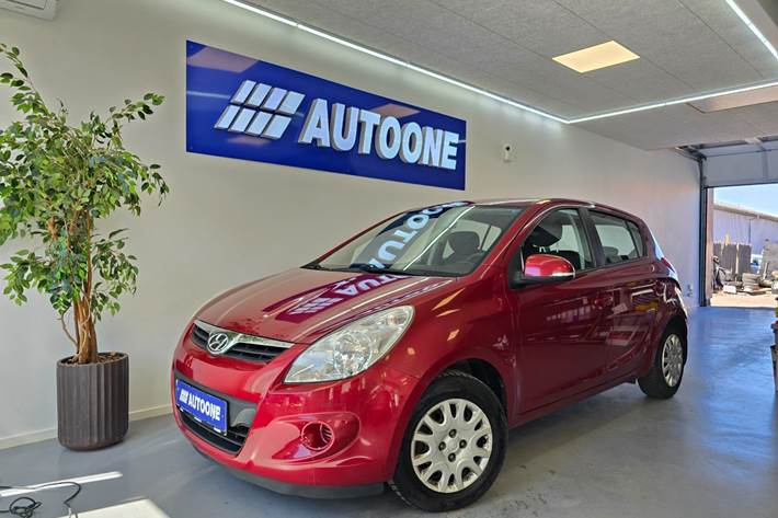 Rød Hyundai i20 fra 2011