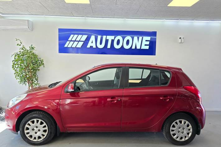 Rød Hyundai i20 fra 2011