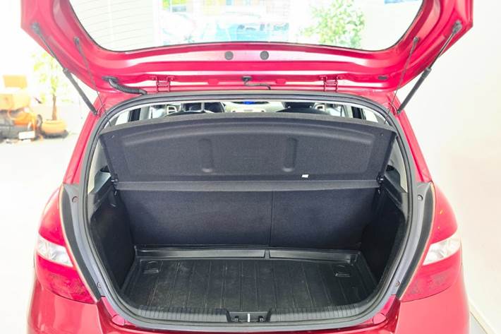 Rød Hyundai i20 fra 2011