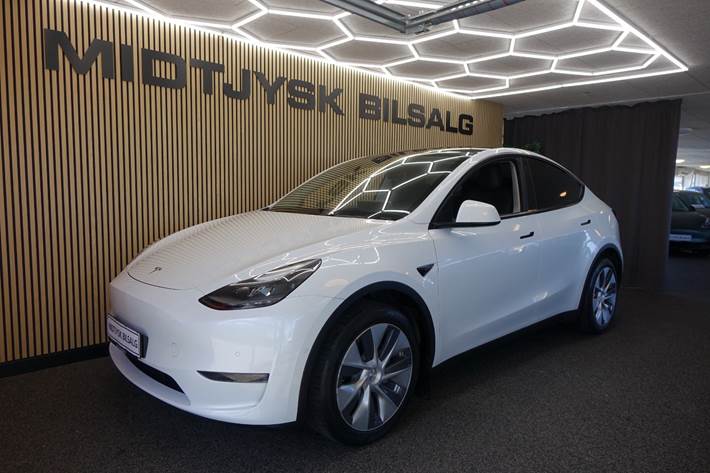 Hvid Tesla Model Y fra 2023