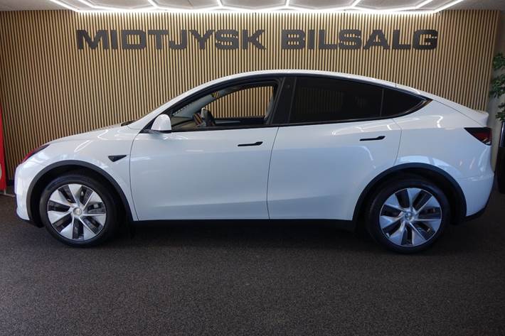 Hvid Tesla Model Y fra 2023