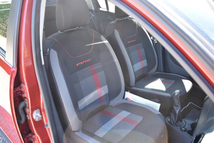 Rød Dacia Logan Stepway fra 2019 set indefra